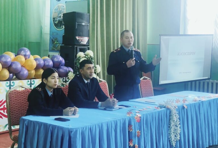 Полицейлер оқушыларға жол қозғалысы ережесі бойынша сабақтар өткізуде