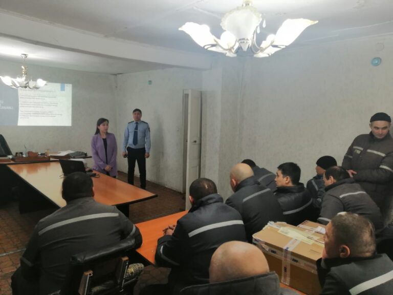 В области Абай осужденным рассказали о способах борьбы со СПИД-ом