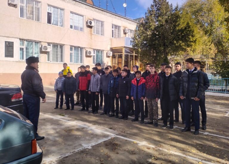 Түркістан облысының полицейлері оқушыларға арнап «Ашық есік күнін» ұйымдастыруда