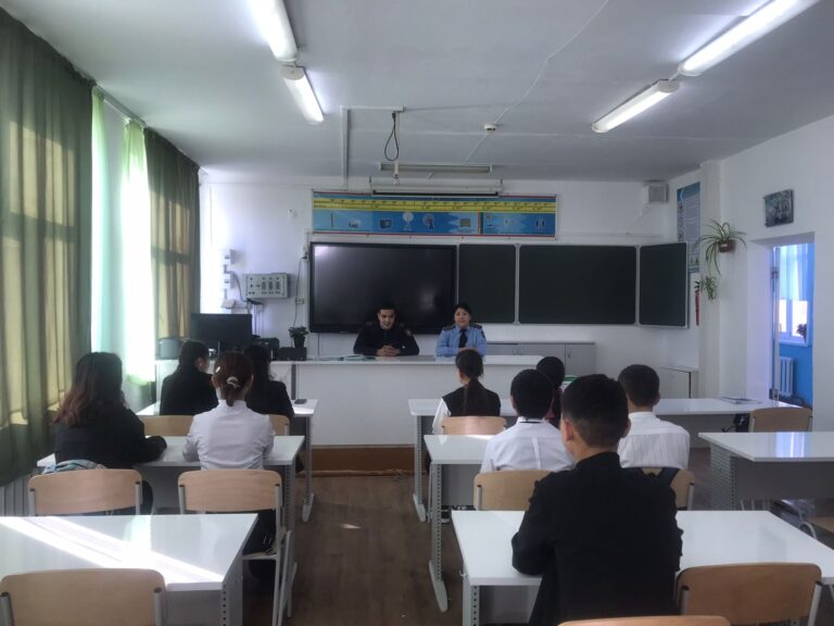 Сотрудники СИЗО проводят агитационную работу среди  школьников