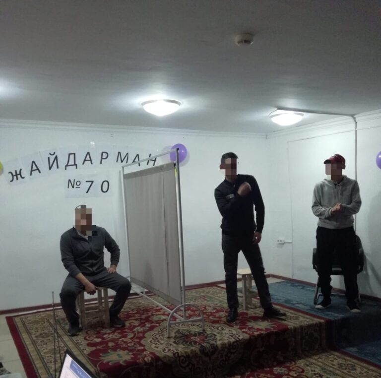 Ақтөбедегі №70 мекемесіндегі жазасын өтеуші сотталғандар «Жәй ғана әзіл» жайдарман сайысында өнер көрсетті