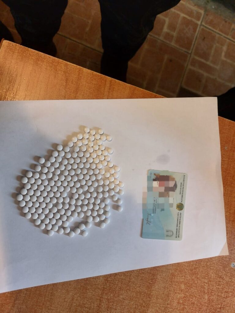 Сотталған азаматқа тыйым салынған дәрі-дәрмекті жасырын өткізбекші болған