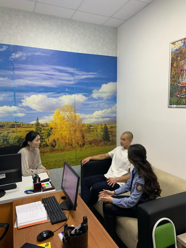 Пробация қызметінің есебінде тұрған сотталған азаматқа психологиялық көмек