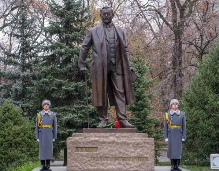 Президент Ахмет Байтұрсынұлы ескерткішінің ашылу рәсіміне қатысты