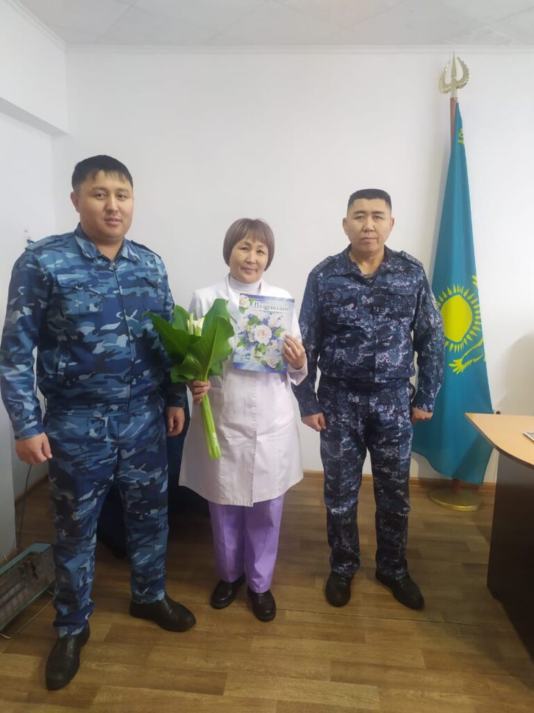 Сотрудники колонии проводили коллегу на заслуженный отдых