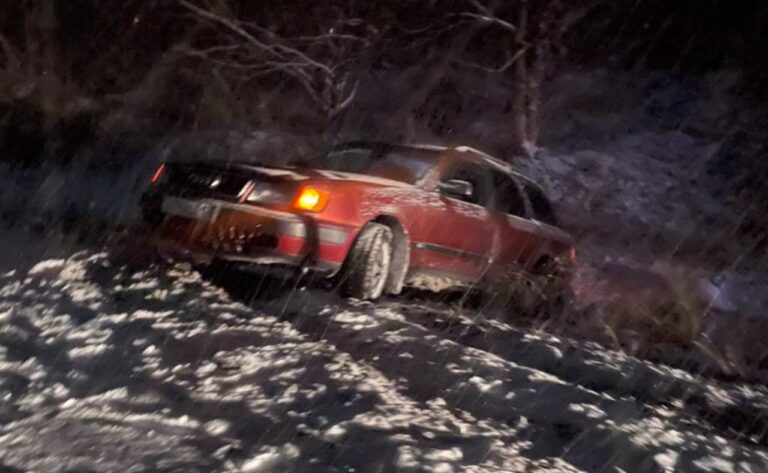 Түркістан облысының полицейлері тұрғынның жол жиегіне шығып кеткен көлігін шығарып, алғыс арқалады