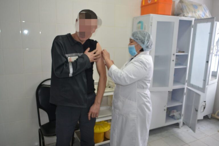 Осужденные в исправительном учреждении Актобе получили прививки от гриппа