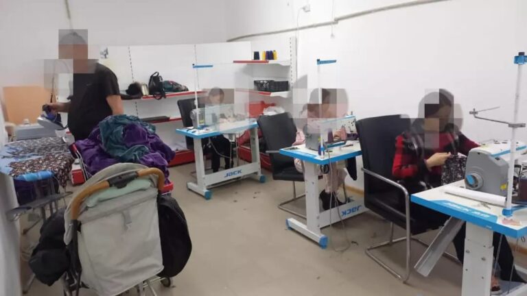 Тігін цехында жұмыс жасайтын сотталғандар