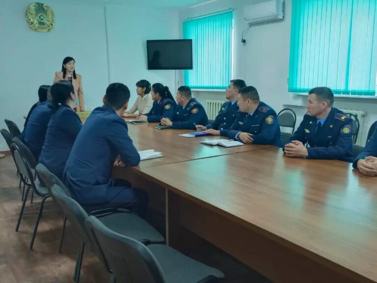 Тілдерді оқыту орталығының бөлім басшысы ҚАЖ қызметкерлерімен кездесті