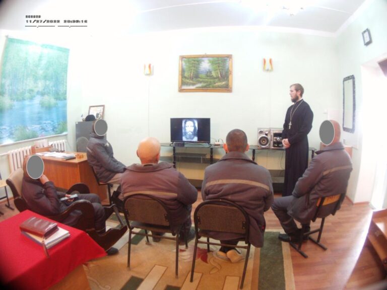 Шіркеу қызметкері сотталғандармен кездесті