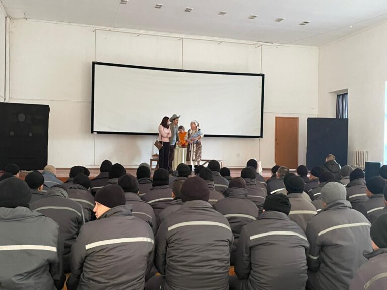 Қызылордада сотталғандар «Бір түп алма ағашы» қойылымын тамашалады