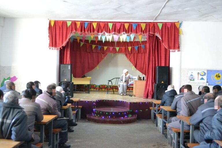 Ақтөбедегі түзеу мекемесіндегі жазасын өтеуші сотталғандар облыстық драма театры әртістерінің қойылымын тамашалады