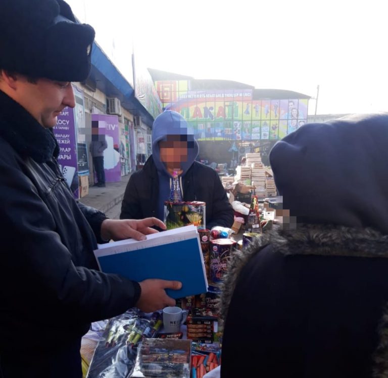 Полицейлер 550-ге тарта пиротехникалық заттар тәркіледі