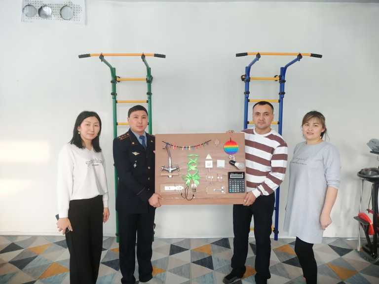 В городе Семей осужденный изготовил «бизиборд» для коррекционно-развивающему центру