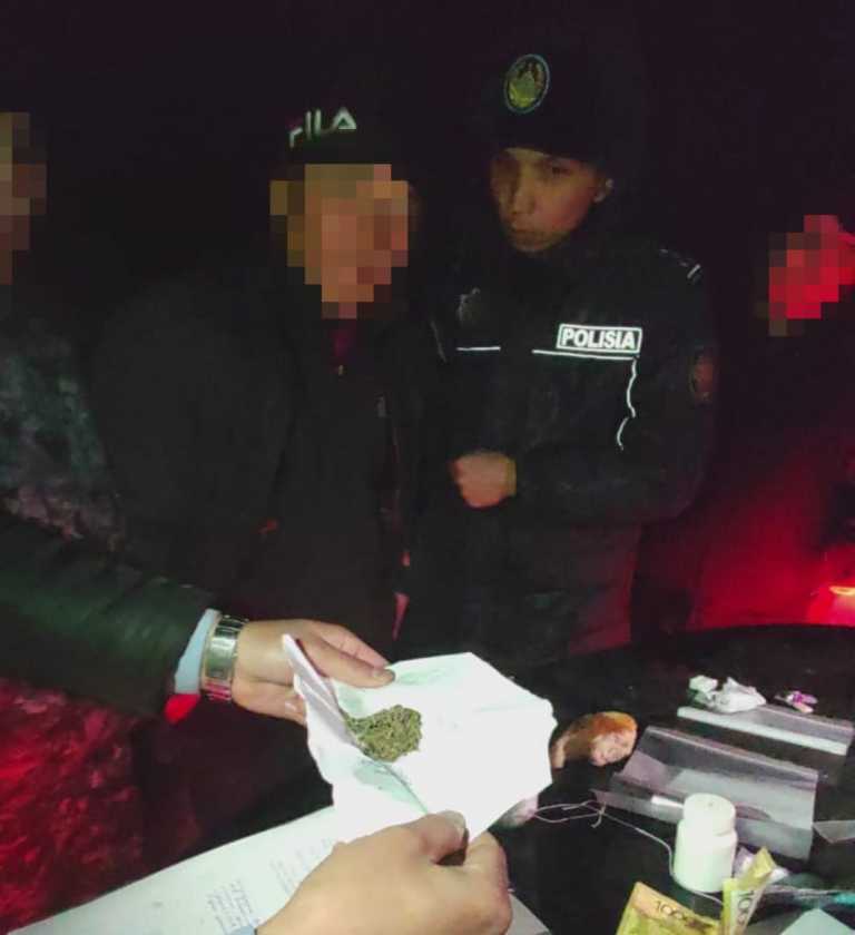 Түркістан облысының полицейлері екі ер адамнан марихуана тәркіледі