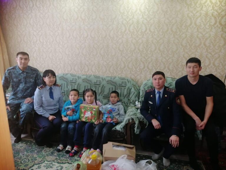 Сотрудники УИС по области Абай подарили радость детям с ограниченными возможностями и малоимущим семьям