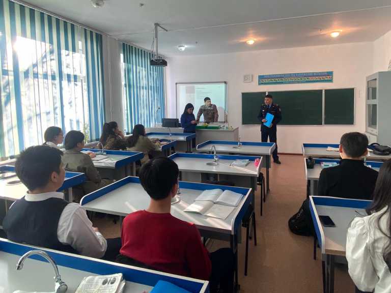 В Актобе сотрудники группы кадровой политики Колонии поселения рассказали школьникам о преимуществах работы в сфере УИС