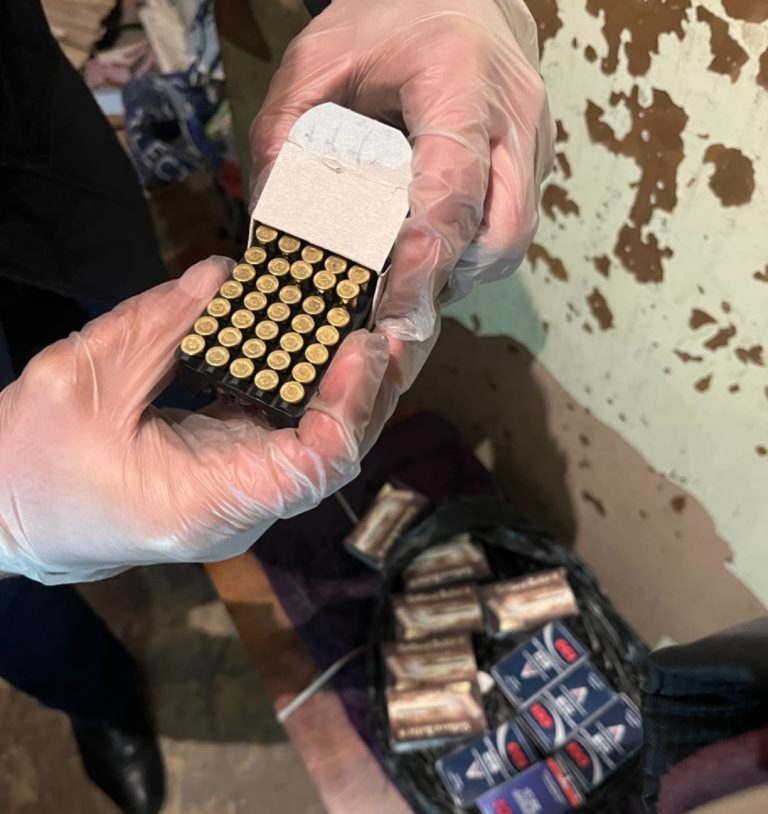 Полицейлер Түркістан қаласында заңсыз оқ-дәрі сататын дүкенді анықтап, 2000-ға жуық оқ-дәрі тәркіледі