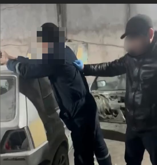 Полицейлер көлік жөндеу орнының жұмысшысынан қару-жарақ пен жарылғыш заттар тәркіледі