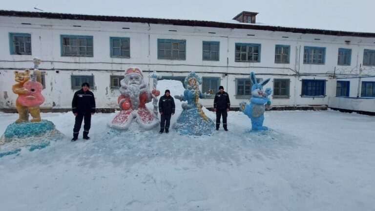 В учреждении №18 ДУИС по ВКО Шемонаихинского района осужденные создали ледовые и снежные фигуры