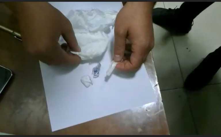 Полицейлер шетелдіктен героин мен психотроптық заттар тәркіледі