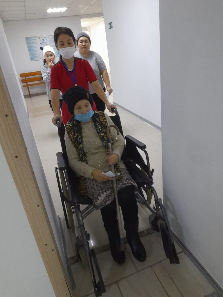 Ақтөбе облысында Пробация қызметінің инспекторлары зейнеткер сотталғанның қоғамға бейімделуі үшін жан- жақты көмек беруде