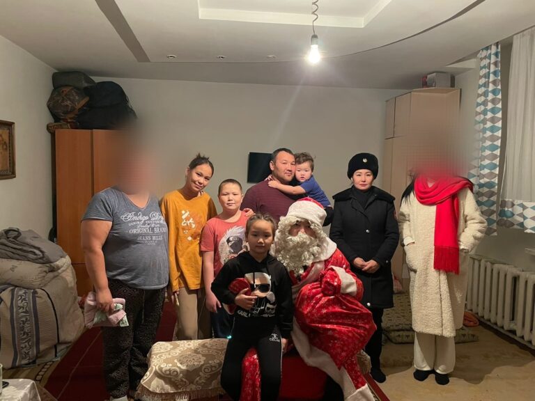 Сотрудники столичного департамента УИС поздравили детей с новым годом