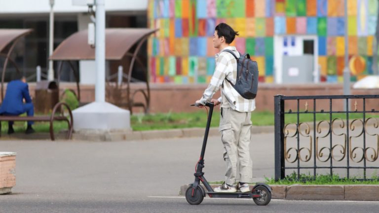 Мәжіліс электросамокатпен жүру тәртібін реттейтін құжатты талқылайды