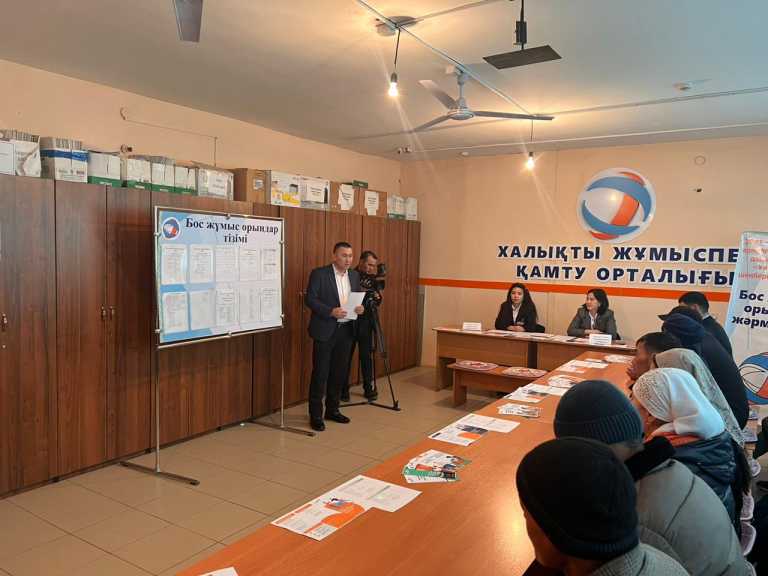 Екі қолға бір күрек