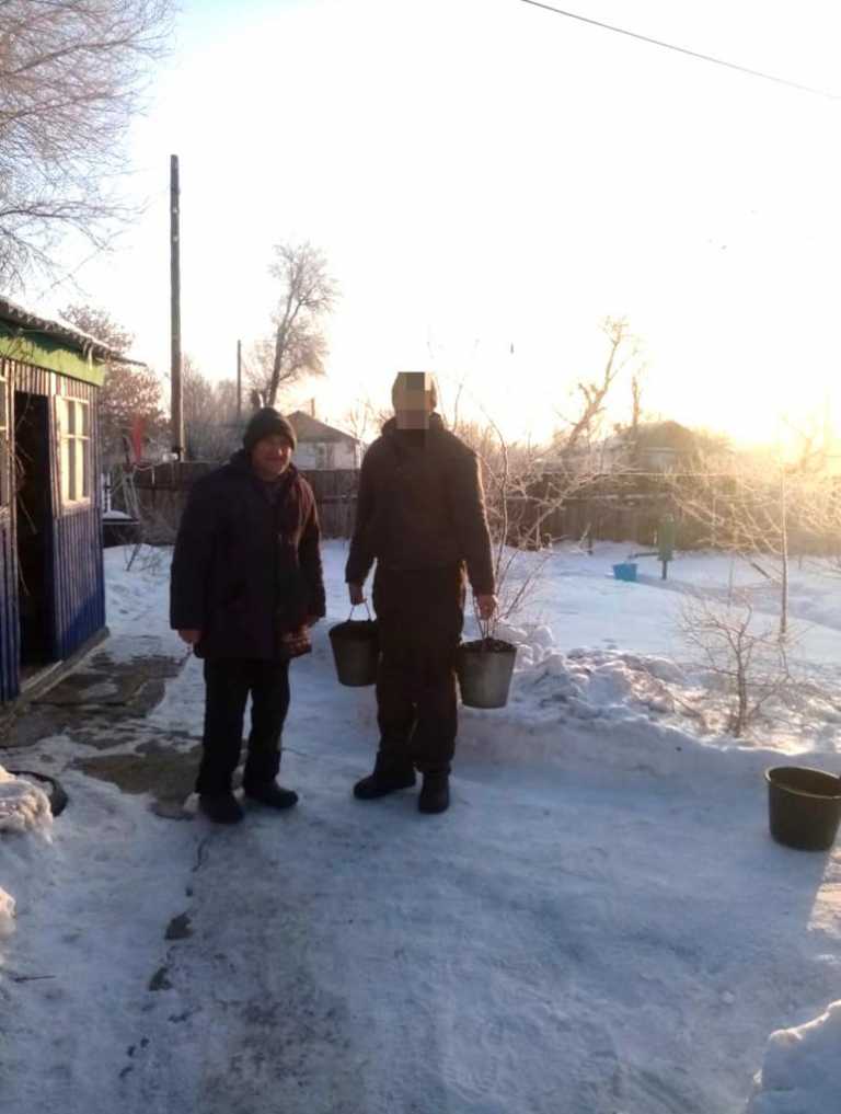 Осужденный состоящий на учете Службы пробации Кобдинского района по Актюбинской области помогает одинокому пожилому человеку