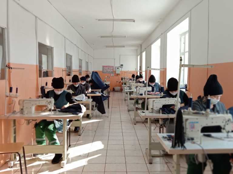 Әйелдер колониясында қызметкерлер үшін форма тігіледі