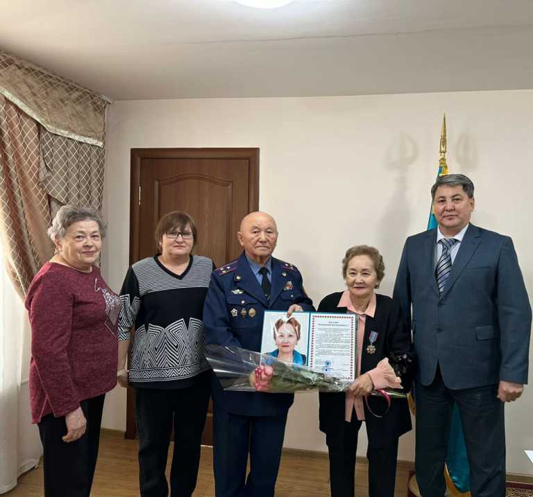 Очередного юбиляра поздравило руководство столичного ДУИС  