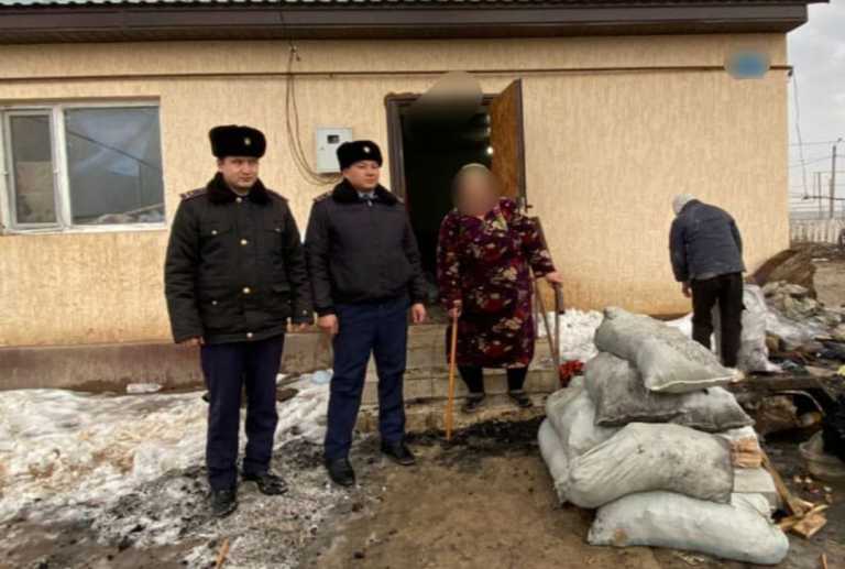 Полицейлер жалғызбасты анаға қолдау көрсетті