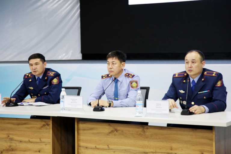 Полицейлер заң саласында оқитын студенттерге дәріс өтті