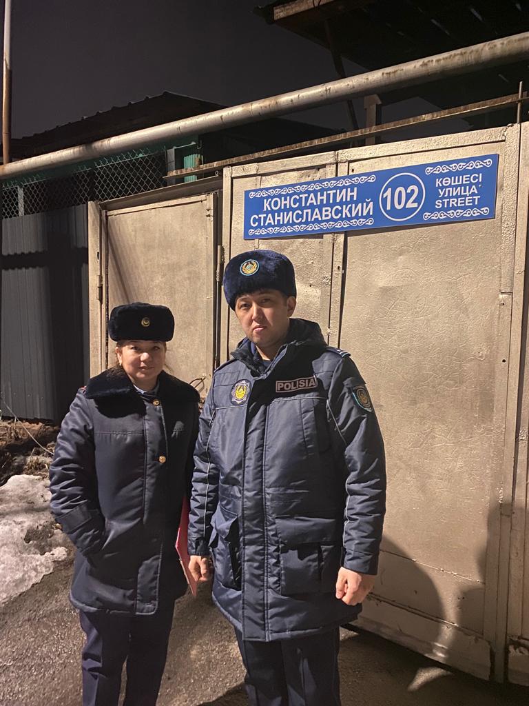 Сотрудники службы пробации проверяют подучетных лиц в городе Алматы