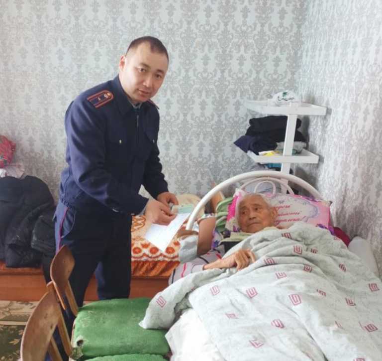 Полицейлер 90 жасқа жақындаған қарияның жеке куәлігін жаңартып берді