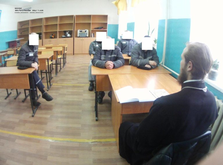 Шіркеу қызметкері сотталғандармен кездесті