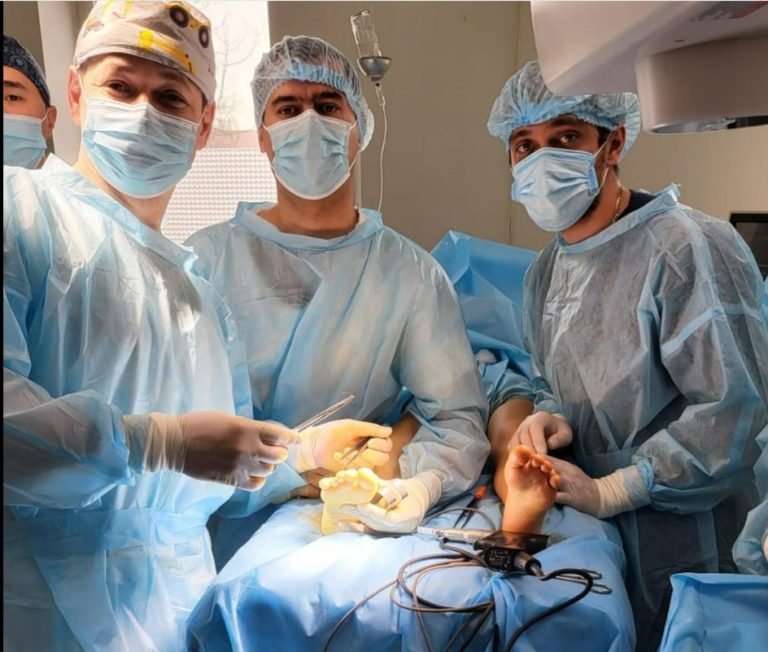 В Алматы провели уникальную операцию «хрустальному» ребенку с редким тяжелым диагнозом