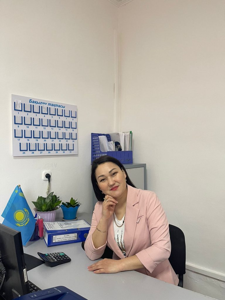 Жүзінен нұр тұнған Жадыра