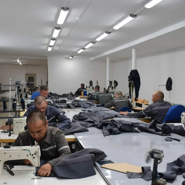 Осужденные акмолинской колонии шьют новое форменное обмундирование для сотрудников УИС.