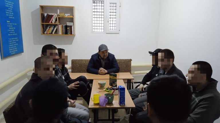 Ақтөбеде тергеу изоляторындағы дінге сенуші сотталғандар Нұр-Мүбарак университетінің оқытушысымен кездесті