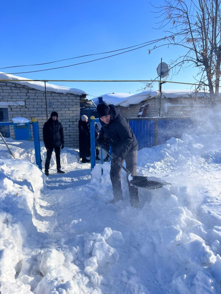 Ақтөбе облысында Хромтау аудандық пробация есебіндегі сотталғандар жалғызбасты қарт анаға жәрдем беріп, алғыс арқалады