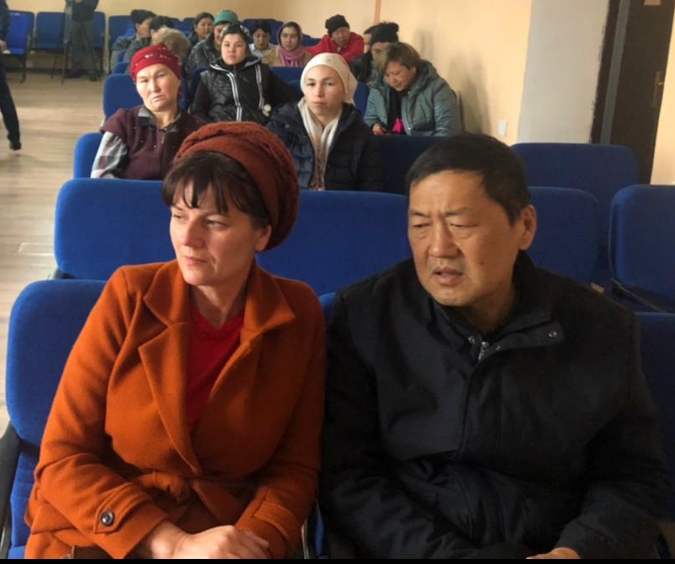 Көші-қон полицейлері құжаттандыру мәселелері бойынша тұрғындарға кеңес беруде