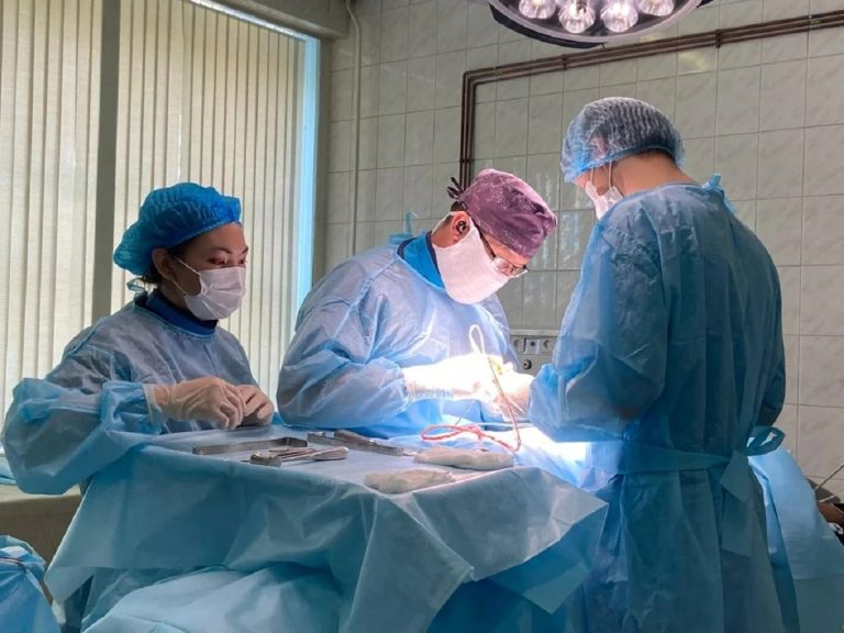 Алматылық нейрохирургтер жаңа жоғары технологиялық қондырғының көмегімен 45 жастағы әйелдің омыртқасына ота жасады