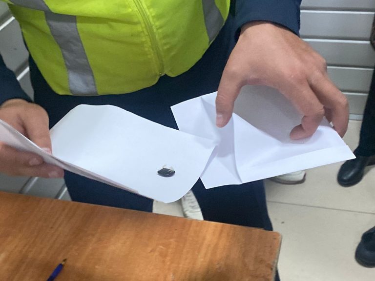 Полицейлер шекарадан өтпекші болған шетелдіктің жүк көлігінен гашиш тапты