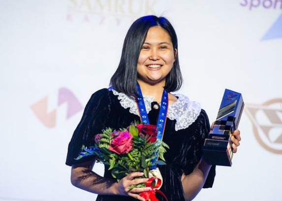 Неміс шахматшысы Жансая Әбдімәлікті қолдап, Нью-Делидегі сайысқа қатысудан бас тартты