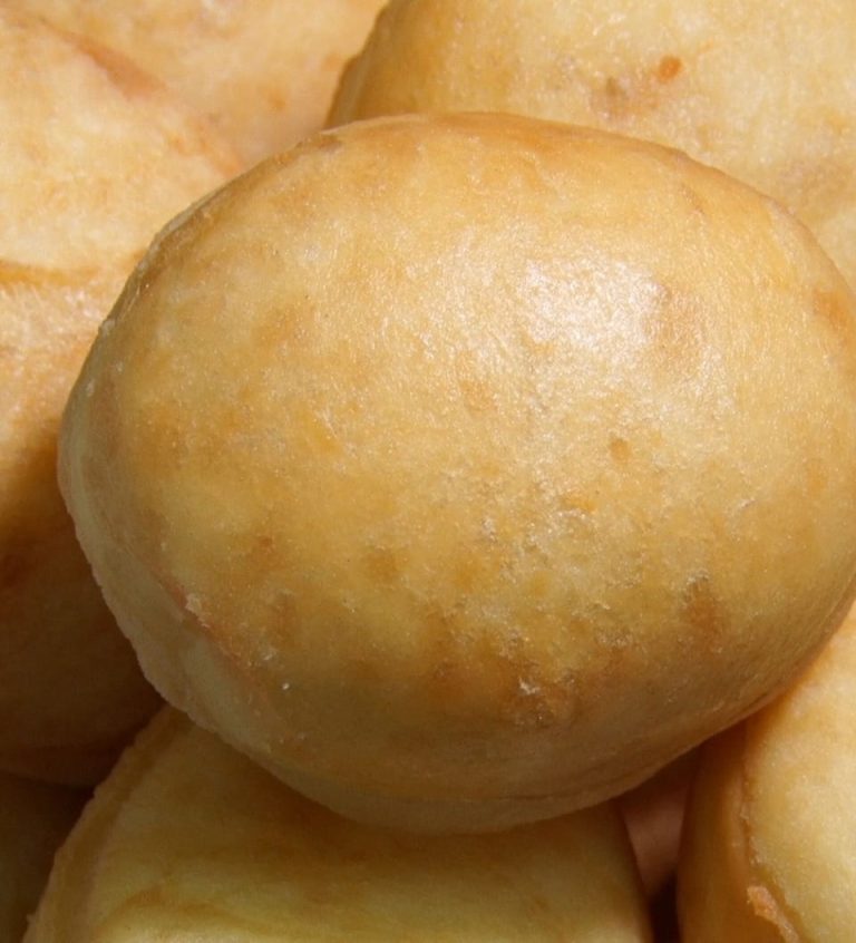 Егде жастағы әйел бауырсақ ішінен флешка жасырып өткізбекші болды