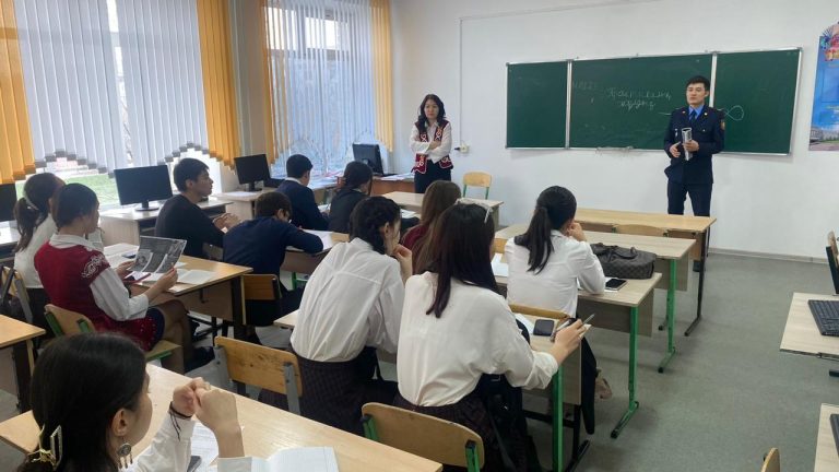 Ақтөбедегі түзеу мекемесінің қызметкерлері мектеп оқушыларын ҚР Ішкі істер министрлігі Академиясына оқуға шақыруда