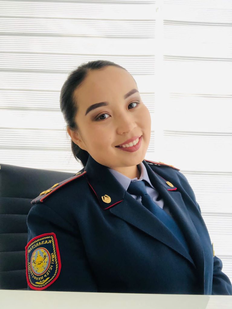 Апалы-сіңлілі капитан арулар