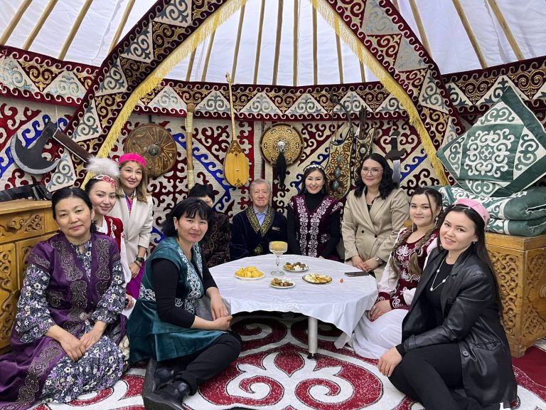 Мемлекеттік басқару Академиясында мемлекеттік қызметшілер Наурыз тойын атап өтті